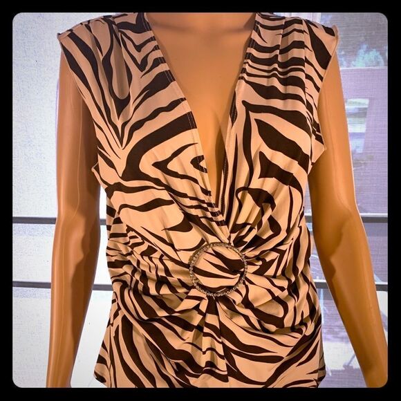 Coin V-neck Large Short Sleeve Animal Print Diamond Look Accessory Attached - Picture 1 of 11